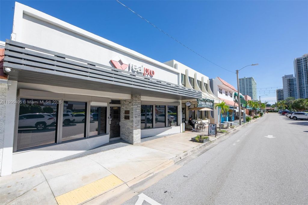 Photo of 3309 NE 33rd St, Fort Lauderdale, FL 33308 (MLS # A11906405)