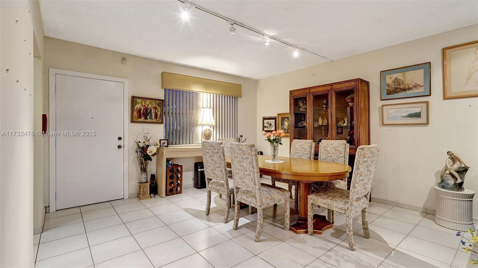 SUMMERTREE VILG CALIF CL - Residential