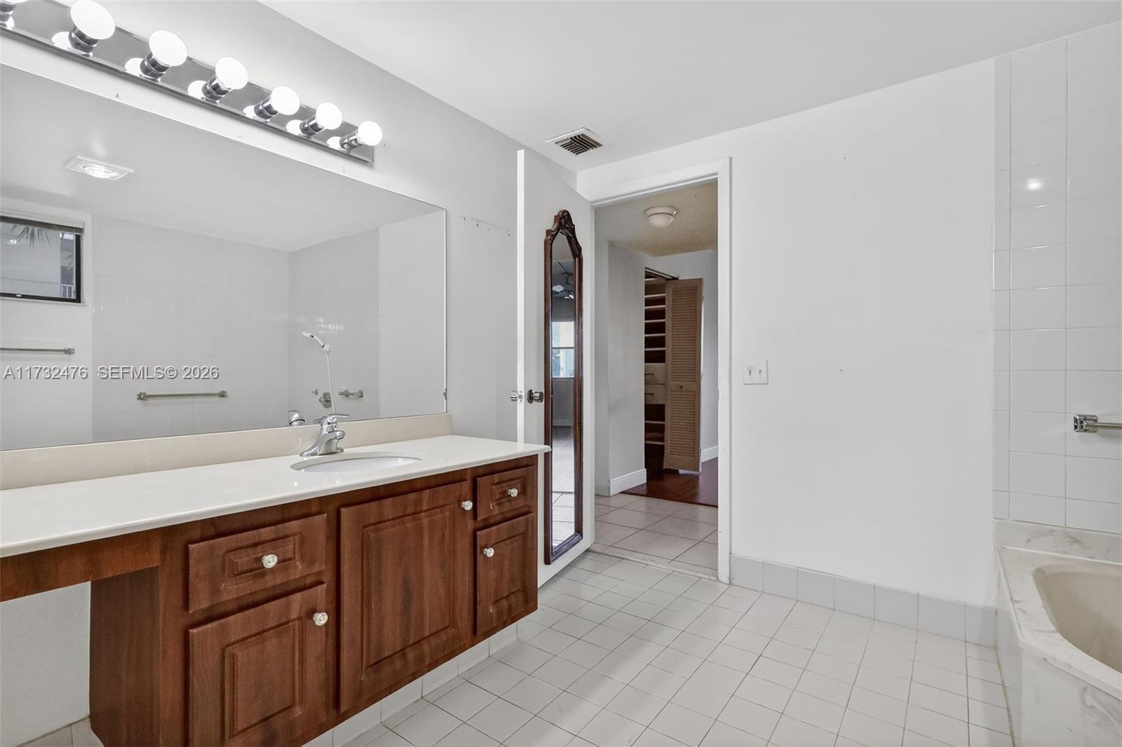 SUMMERTREE VILG CALIF CL - Residential