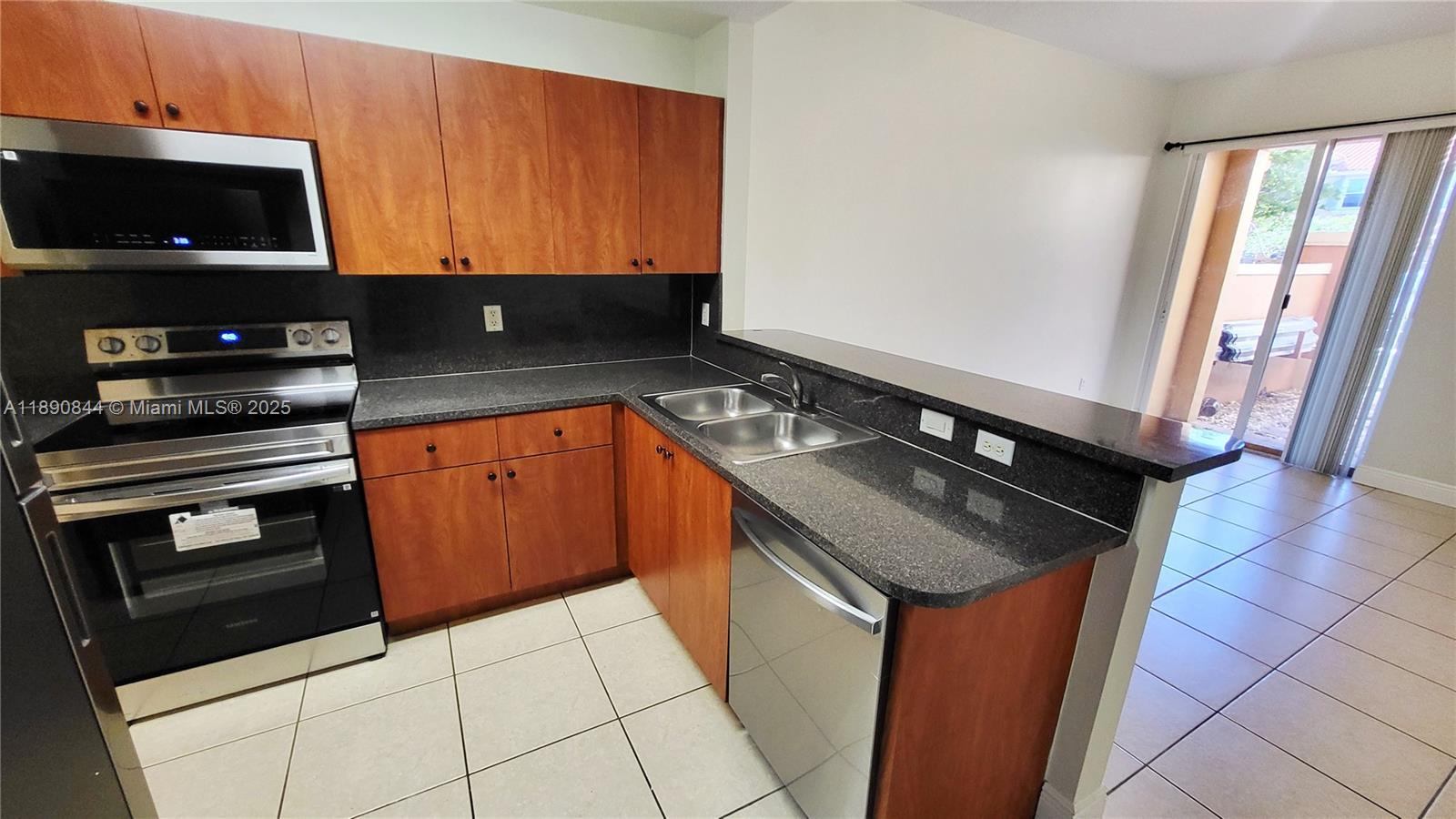 VILLAS AT HARBOR ISLES CO - Residential Lease