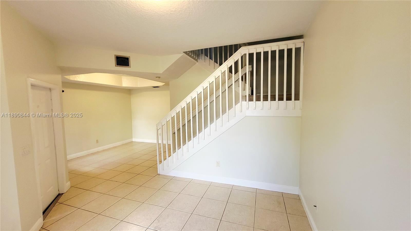 VILLAS AT HARBOR ISLES CO - Residential Lease