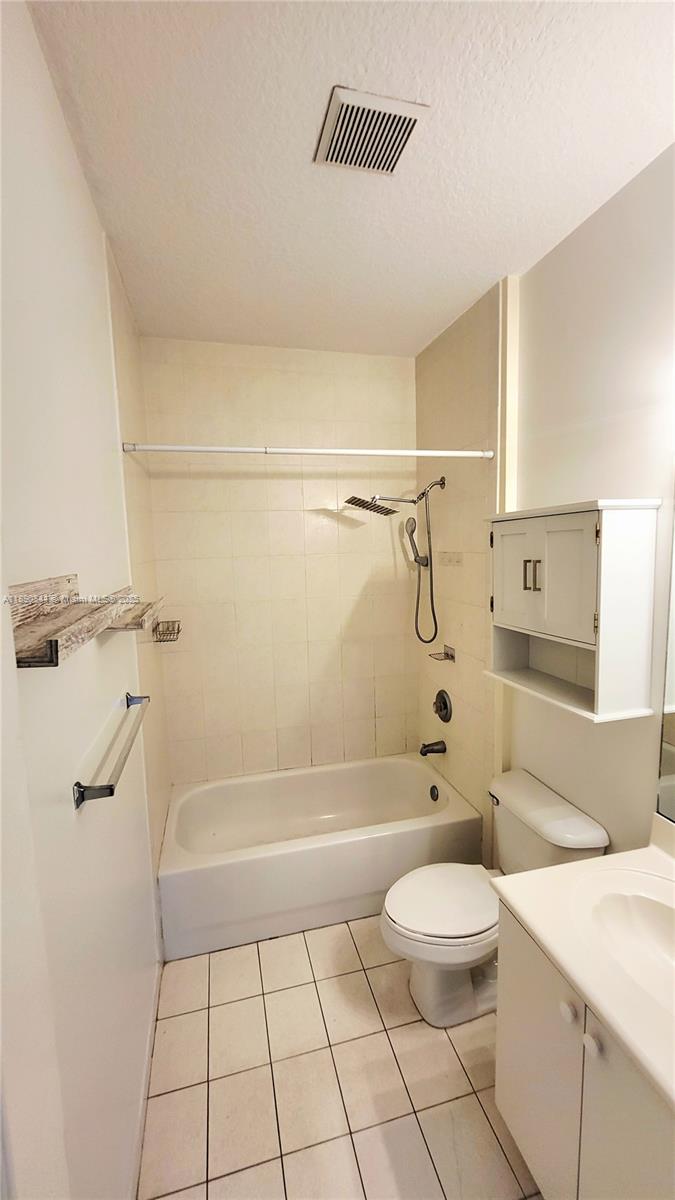 VILLAS AT HARBOR ISLES CO - Residential Lease