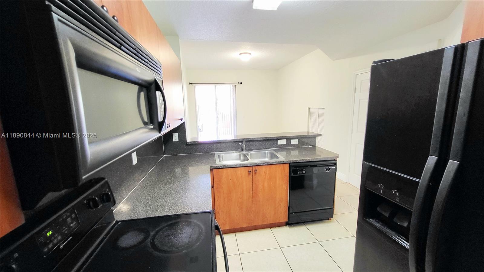 VILLAS AT HARBOR ISLES CO - Residential Lease