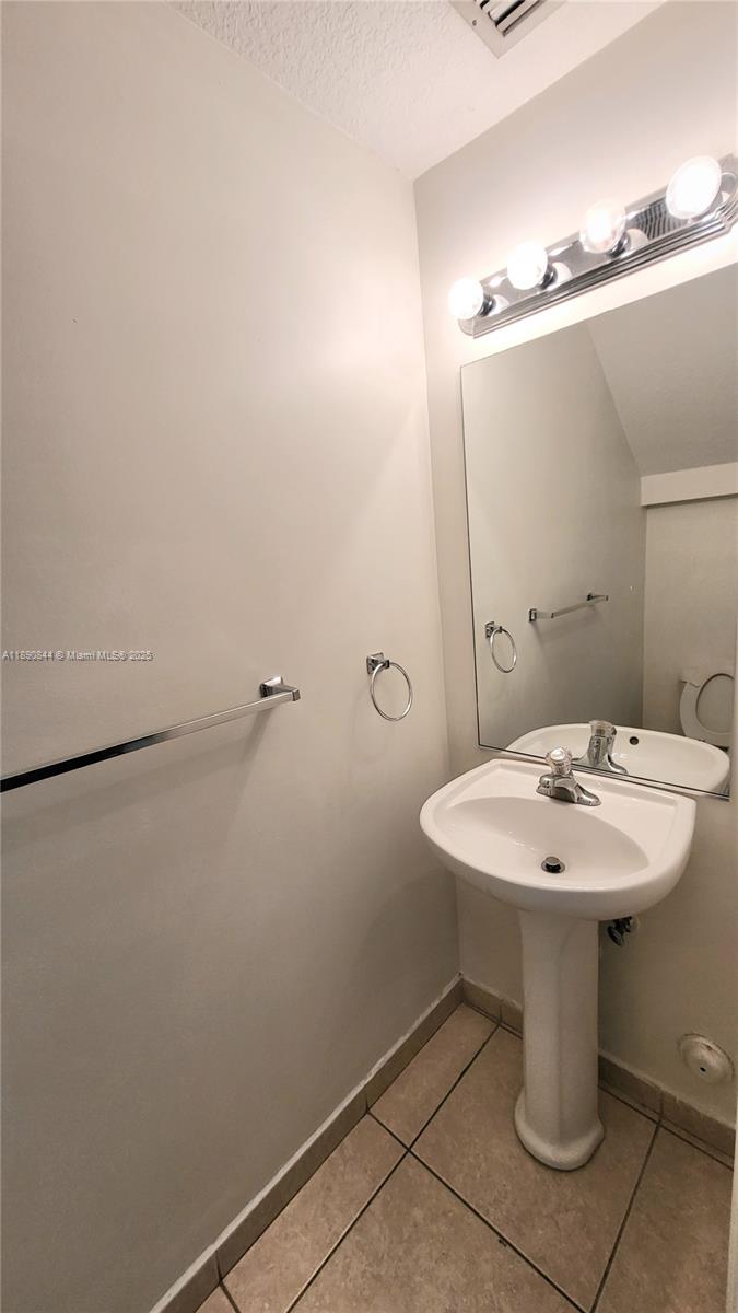 VILLAS AT HARBOR ISLES CO - Residential Lease