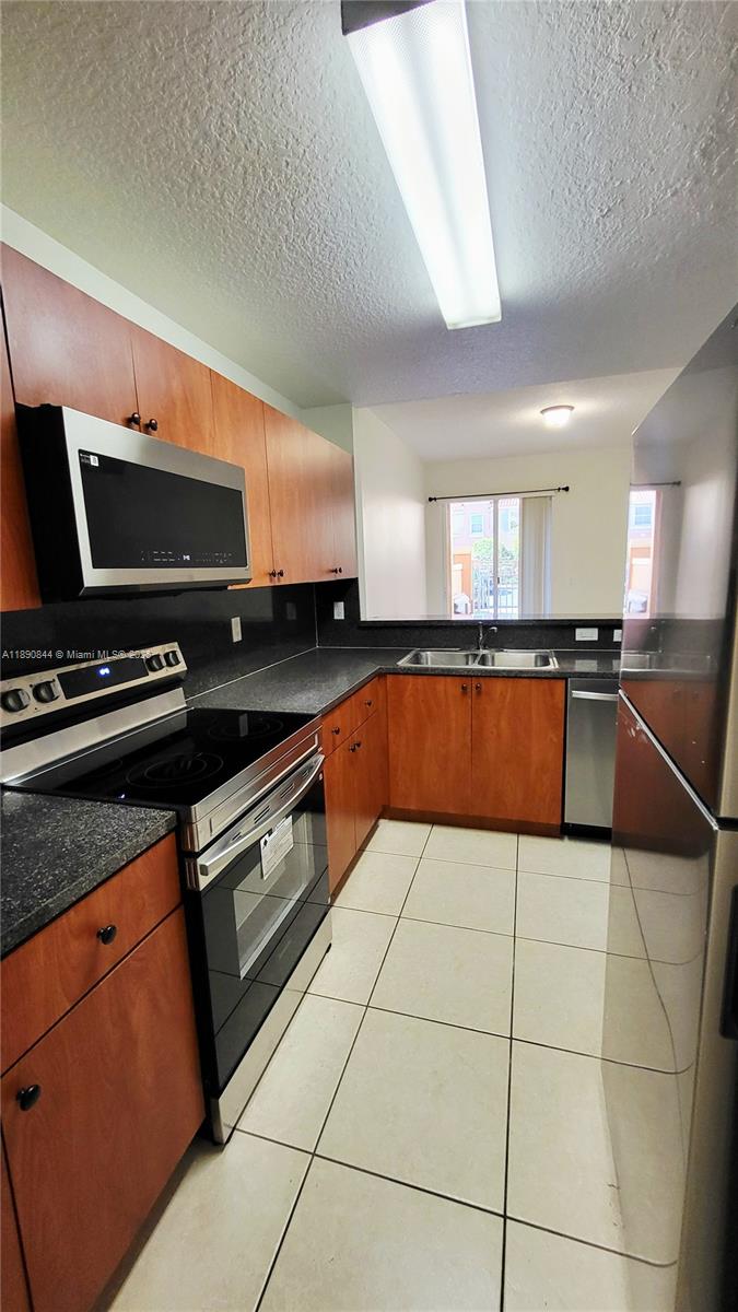 VILLAS AT HARBOR ISLES CO - Residential Lease