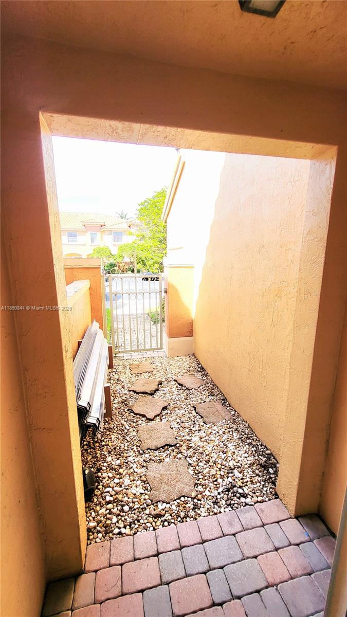 VILLAS AT HARBOR ISLES CO - Residential Lease