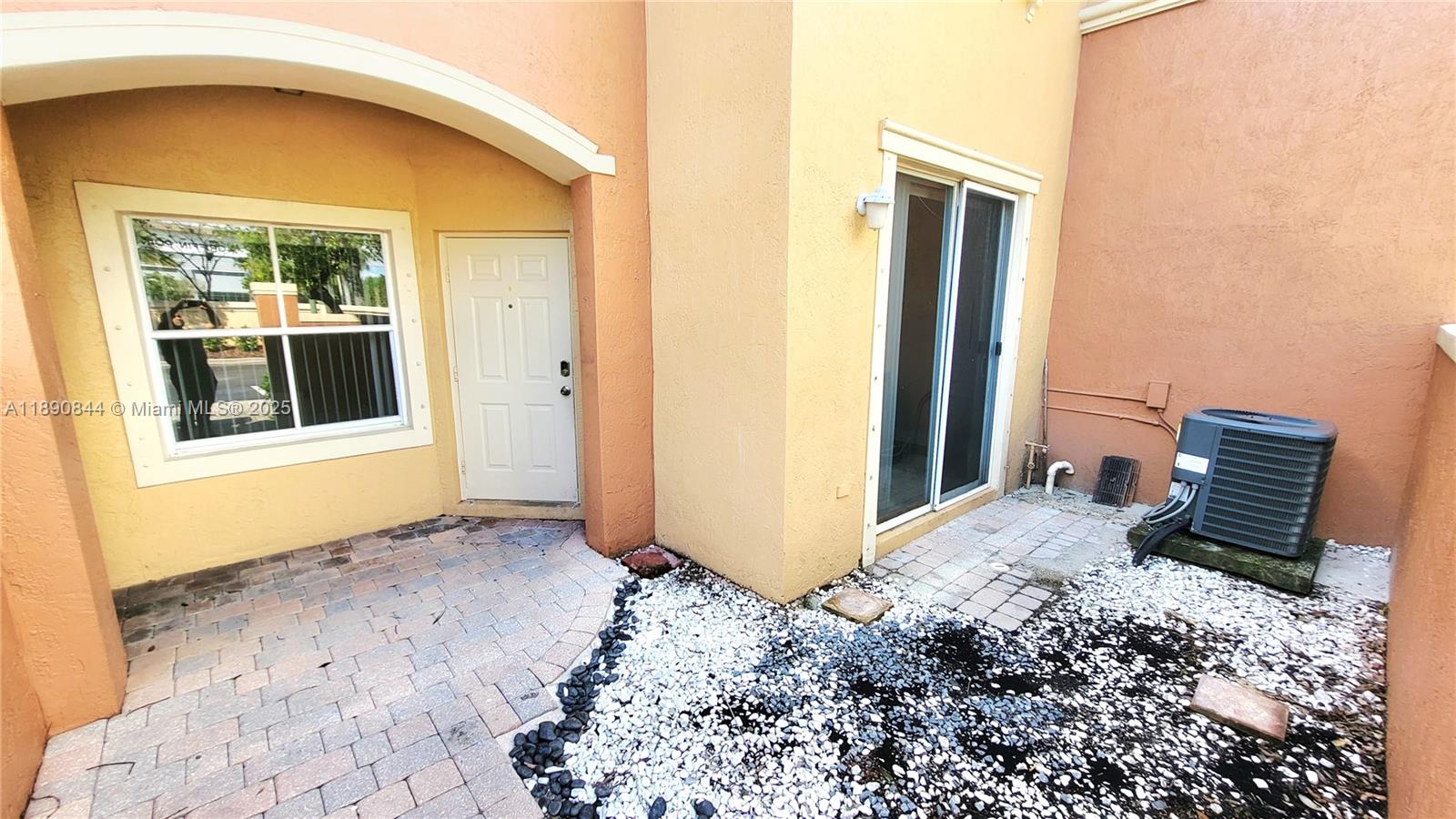 VILLAS AT HARBOR ISLES CO - Residential Lease