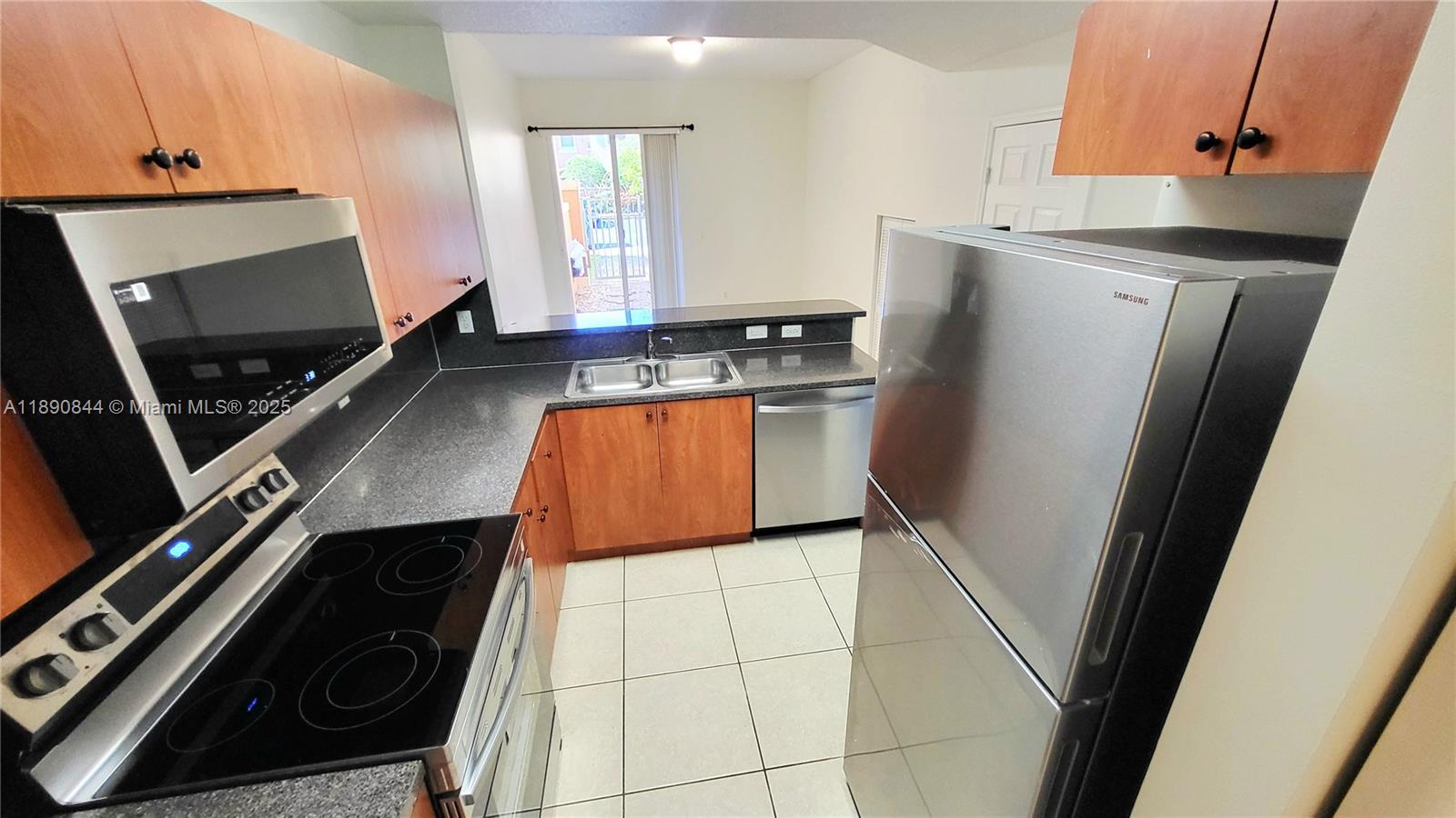 VILLAS AT HARBOR ISLES CO - Residential Lease