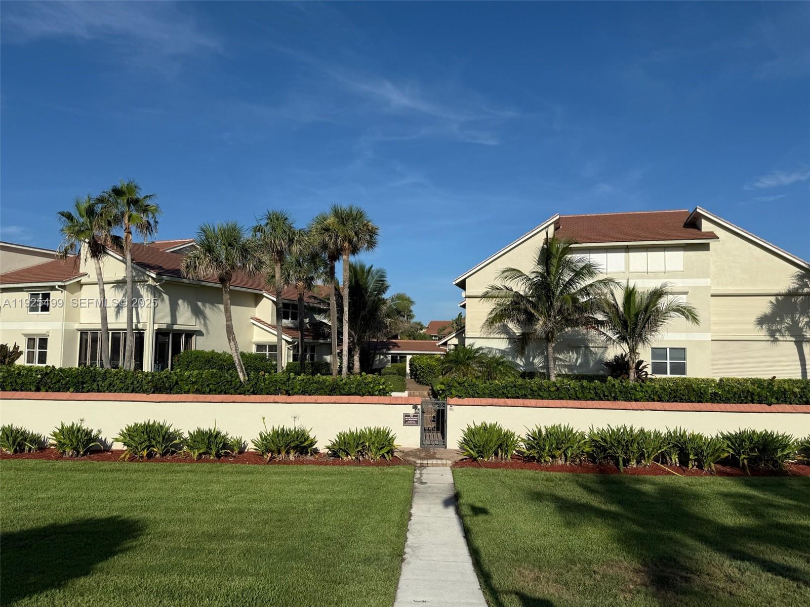 BEACHCOMBER - Residential Lease