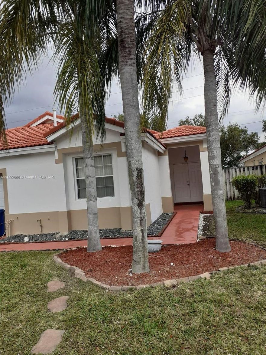 This charmin 3bed 2 BATH single family House located in the WESTON BONAVENTURE, feature upgrated kitchen, new roof almost a year ago,upgrated kitchen and remodelade bathroom,walk into .the an open spacious floor plan bright interior vaulted ceilings sliding doors open to patio.the Gables at Bonaventure is a very well maintained and a Beautyfully manicured communty whith low Hoa.Town Center has Resort style amenitiesincluding POOLS, FITNES CENTER,BOWLING, BILLIARDS, BASKET BALL COURT and many more to enjoy.