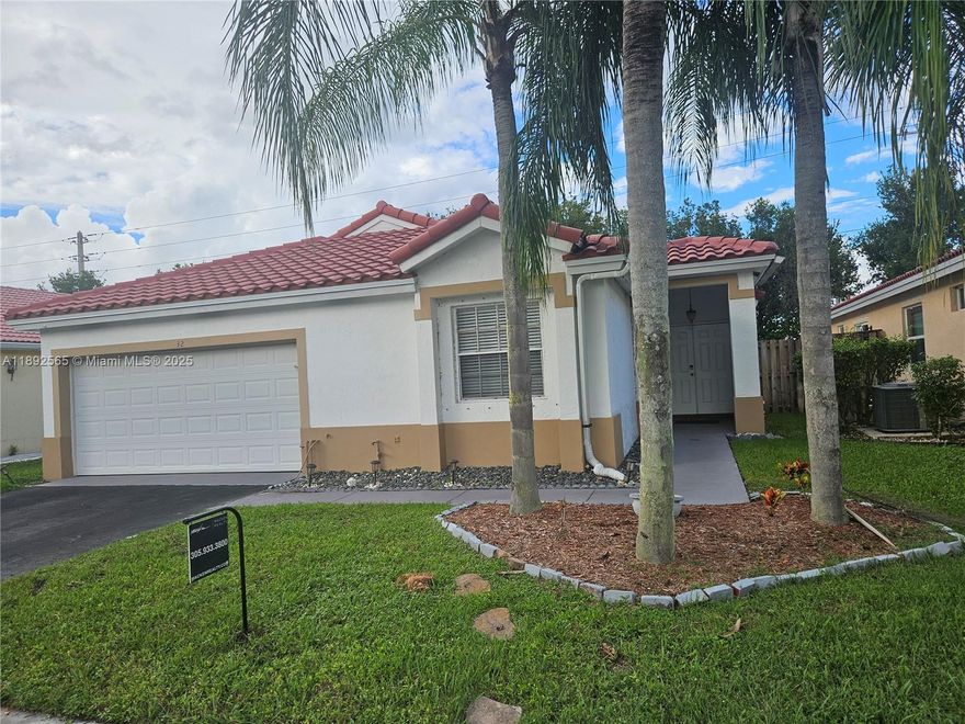 This charmin 3bed 2 BATH single family House located in the WESTON BONAVENTURE, feature upgrated kitchen, new roof almost a year ago,upgrated kitchen and remodelade bathroom,walk into .the an open spacious floor plan bright interior vaulted ceilings sliding doors open to patio.the Gables at Bonaventure is a very well maintained and a Beautyfully manicured communty whith low Hoa.Town Center has Resort style amenitiesincluding POOLS, FITNES CENTER,BOWLING, BILLIARDS, BASKET BALL COURT and many more to enjoy.
