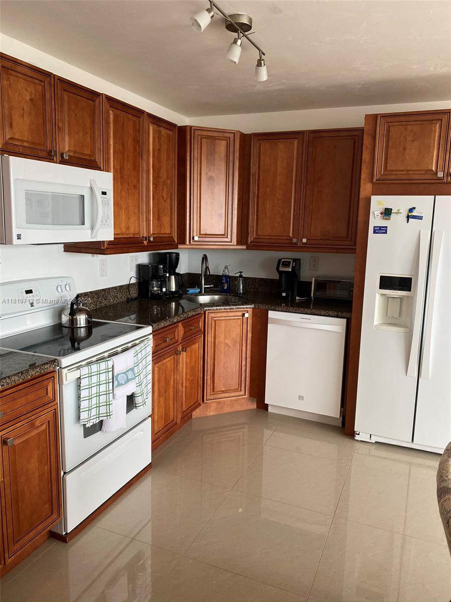 HOLLYWOOD TOWERS CONDO - Residential Lease