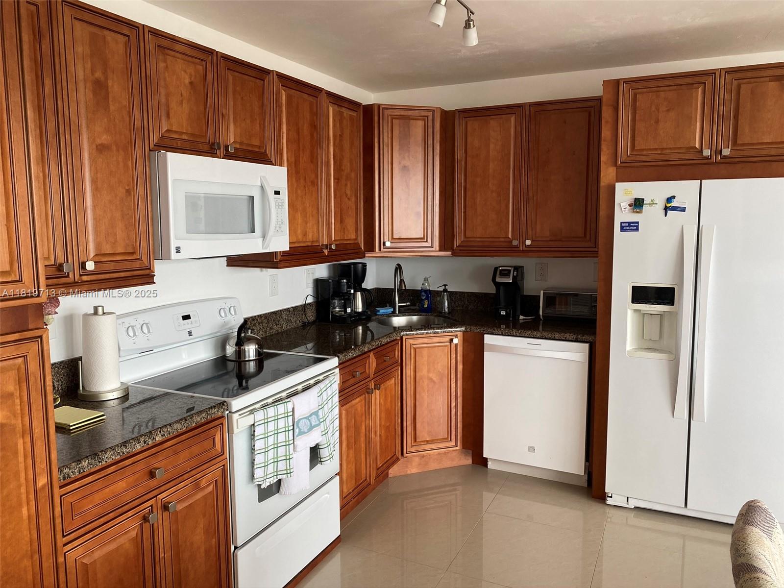 HOLLYWOOD TOWERS CONDO - Residential Lease