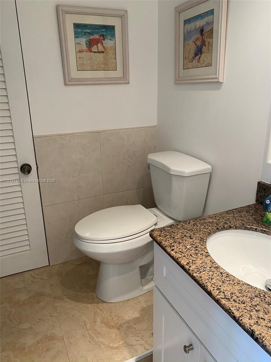 HOLLYWOOD TOWERS CONDO - Residential Lease