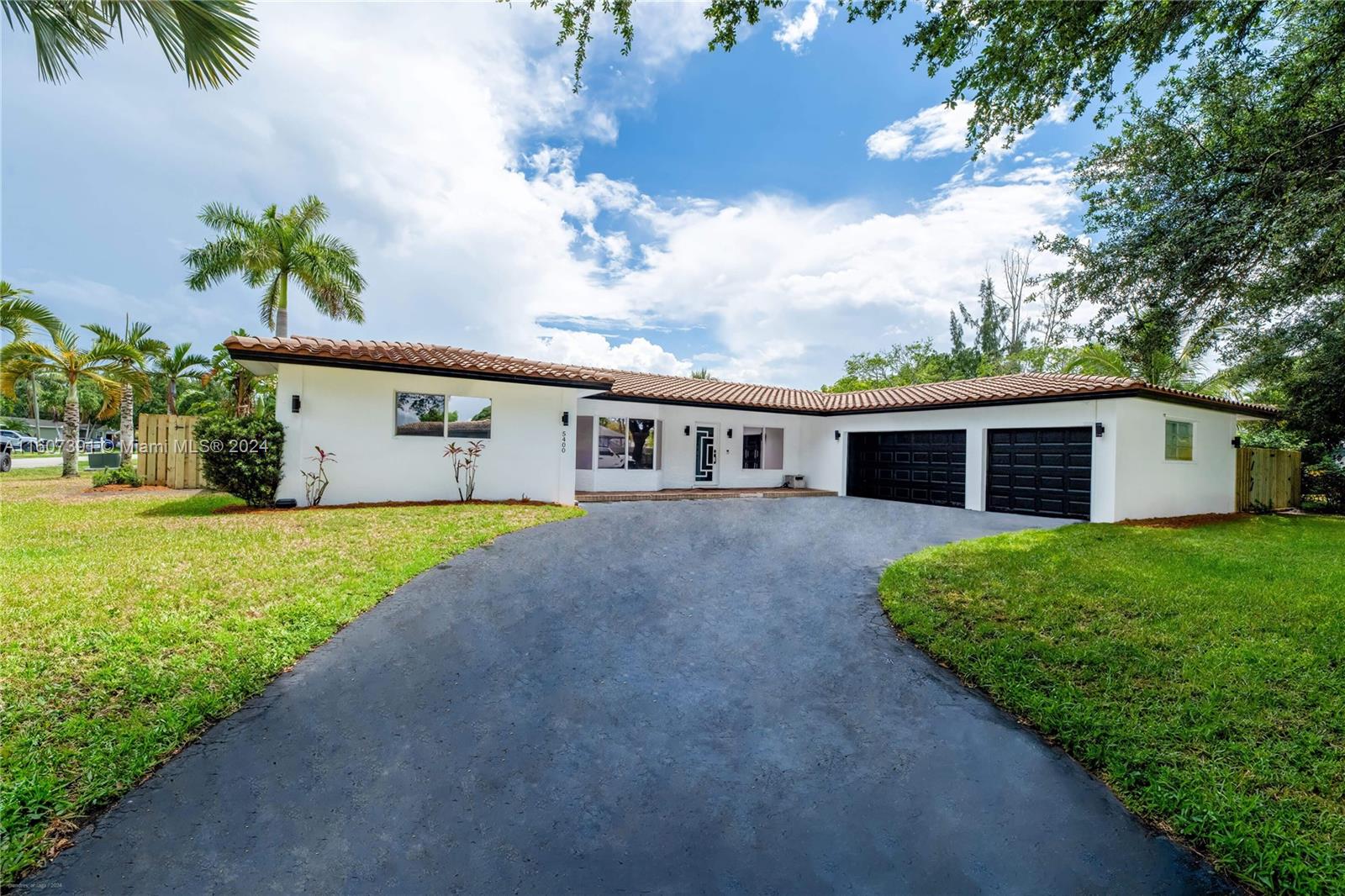 Property for Sale at 5400 Oakwood Rd Rd, Plantation, Miami-Dade County, Florida - Bedrooms: 3 
Bathrooms: 2  - $915,000