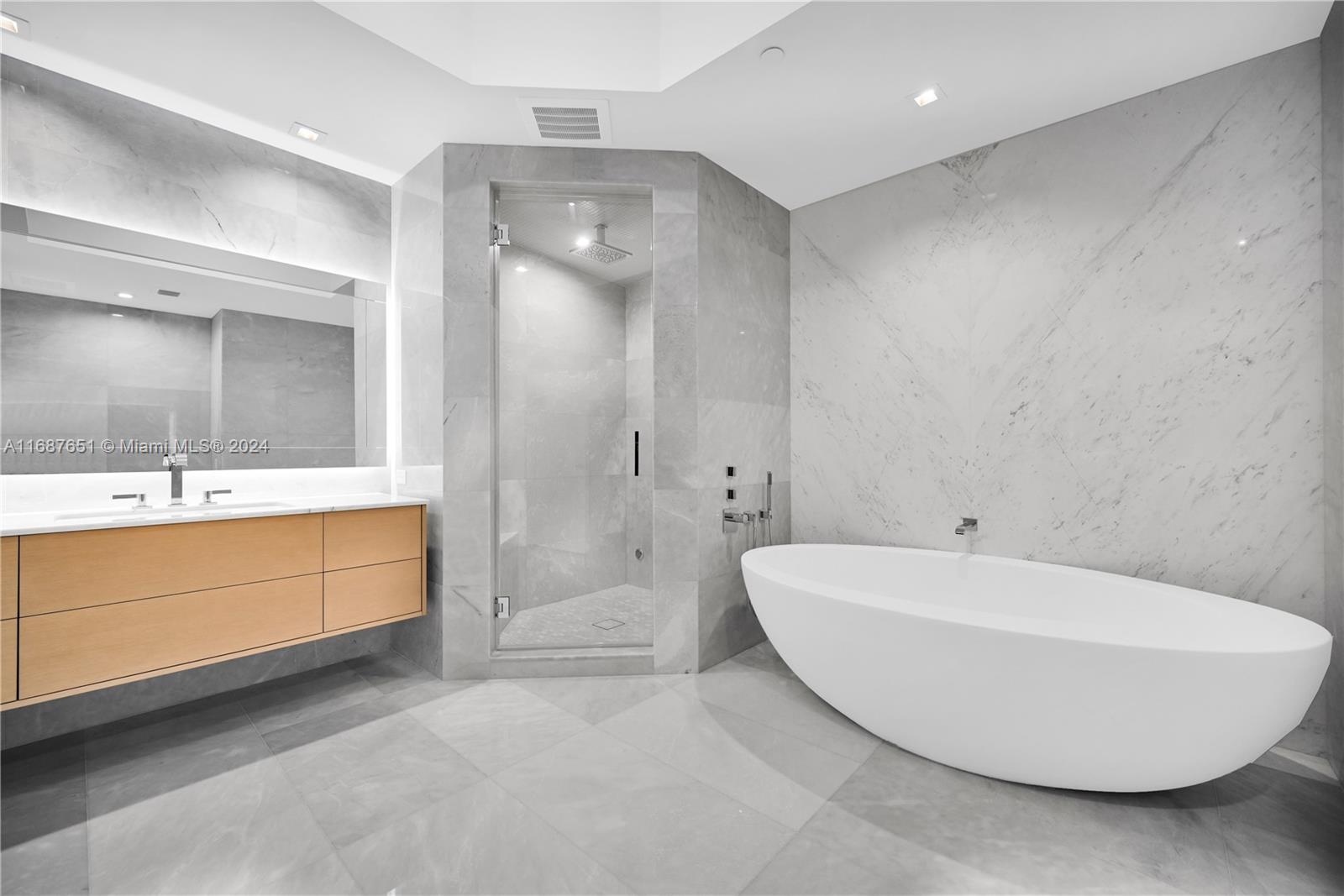 NORTH BISCAYNE BEACH AMEN - Residential