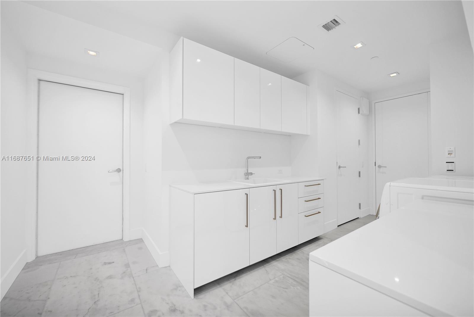 NORTH BISCAYNE BEACH AMEN - Residential