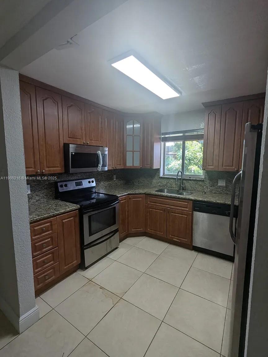 HOLLYWOOD PALMS CONDO - Residential Lease
