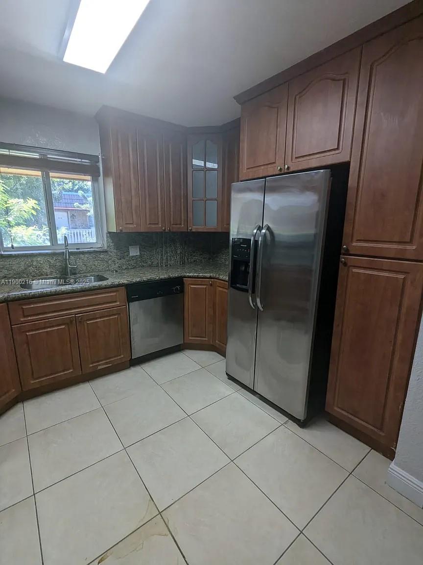 HOLLYWOOD PALMS CONDO - Residential Lease