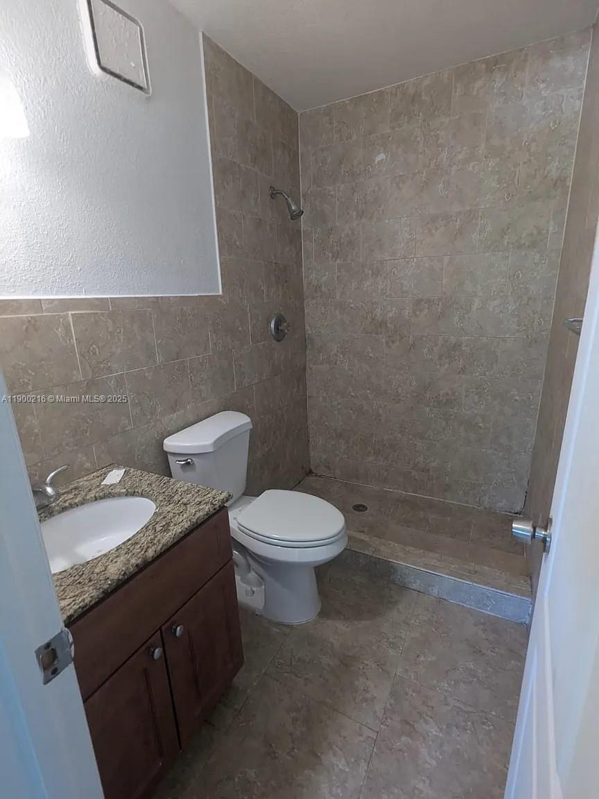 HOLLYWOOD PALMS CONDO - Residential Lease