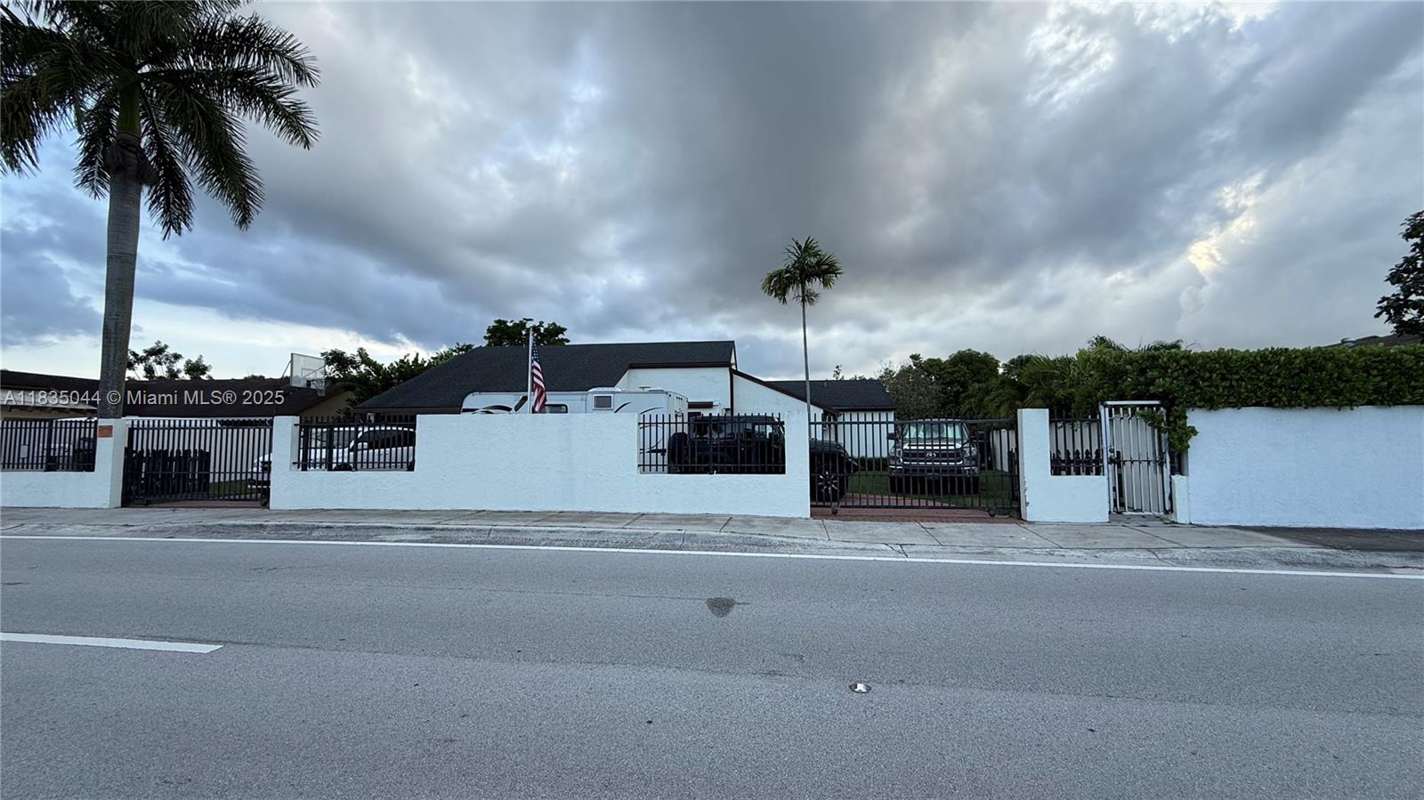 11920 SW 132nd Ave, Miami, FL, 33186/$850,000 1 11920 SW 132nd Ave