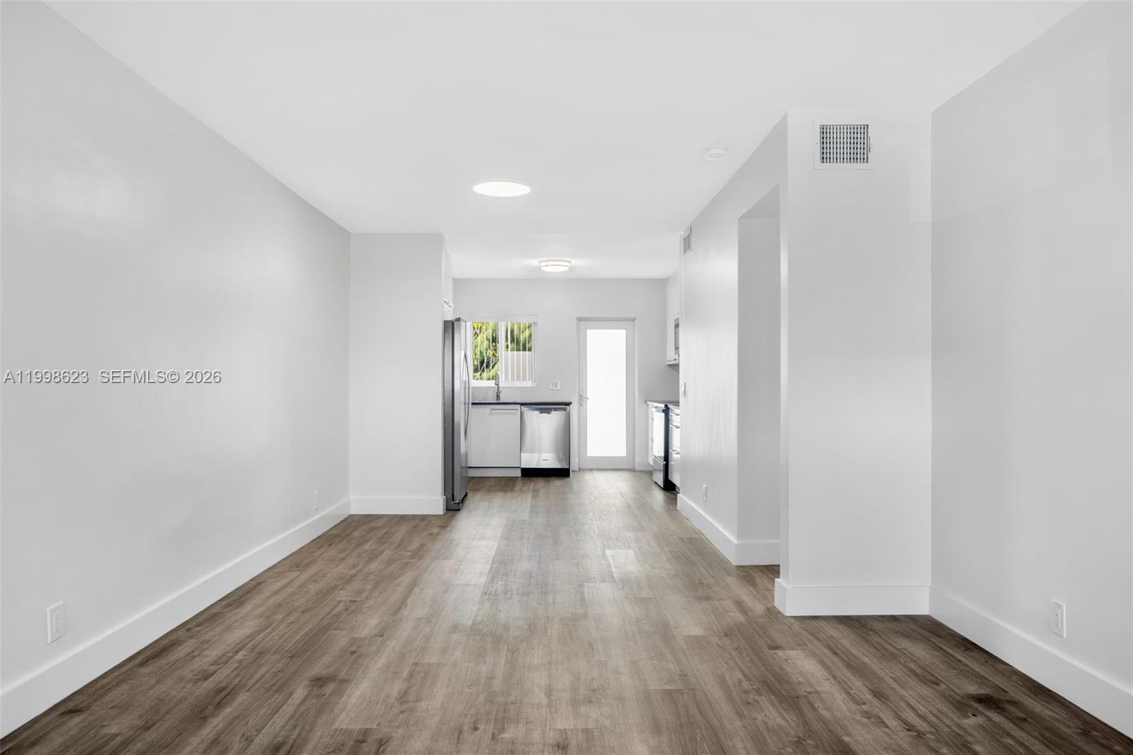 PASADENA GARDEN APARTMENT - Residential