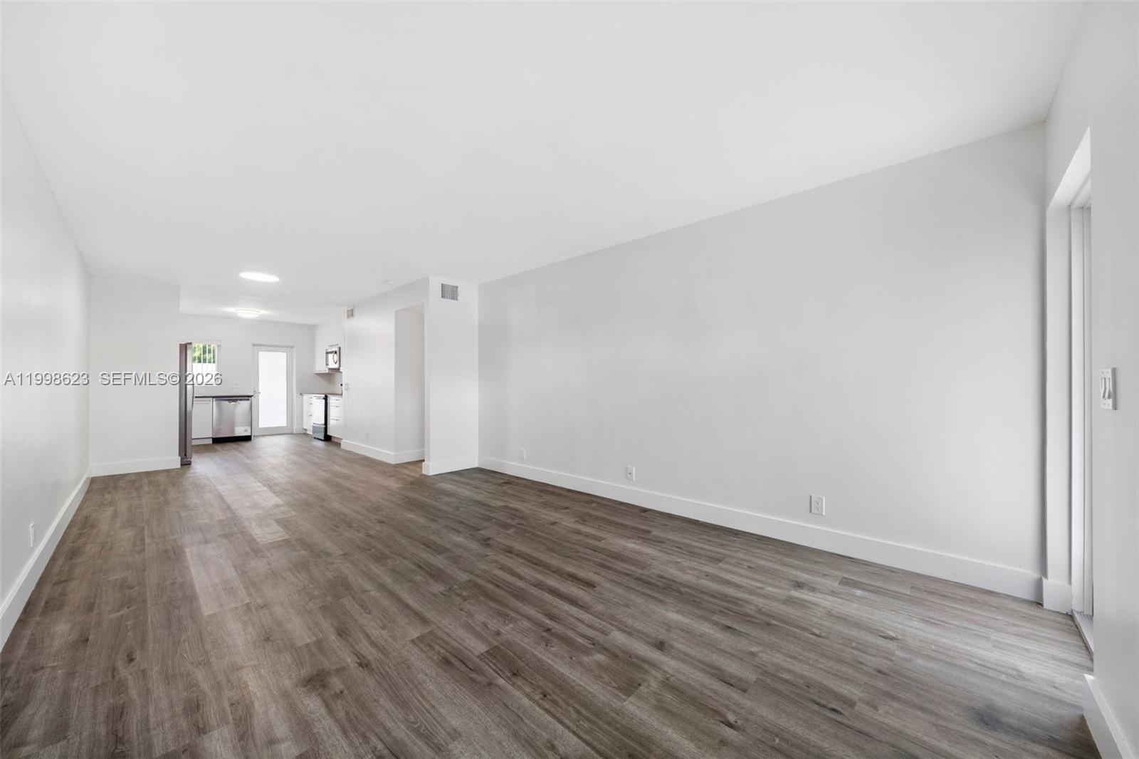 PASADENA GARDEN APARTMENT - Residential