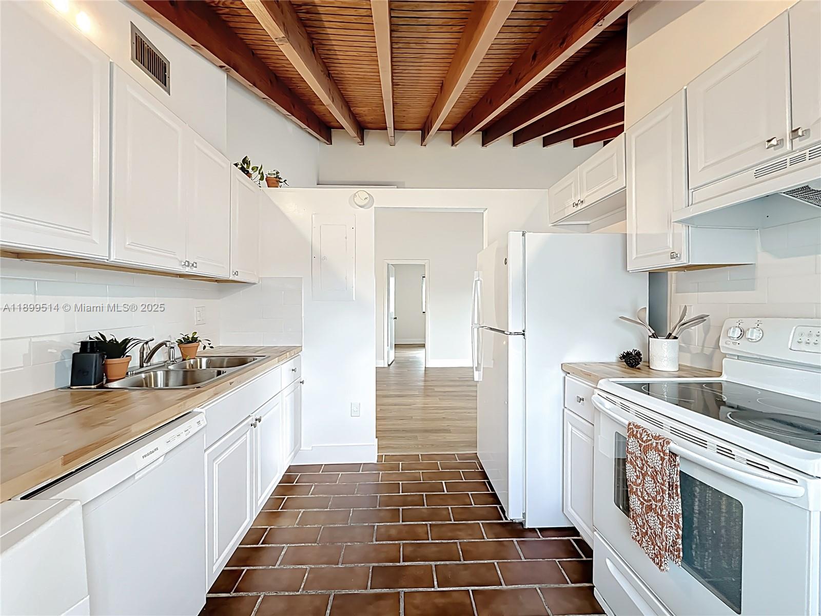 LA ARBOLEDA CONDO PH II - Residential