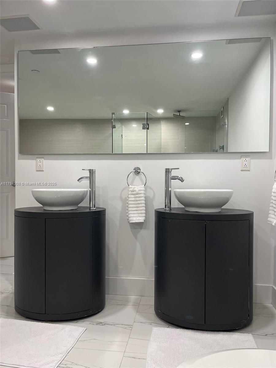 RONEY PALACE CONDO - Residential