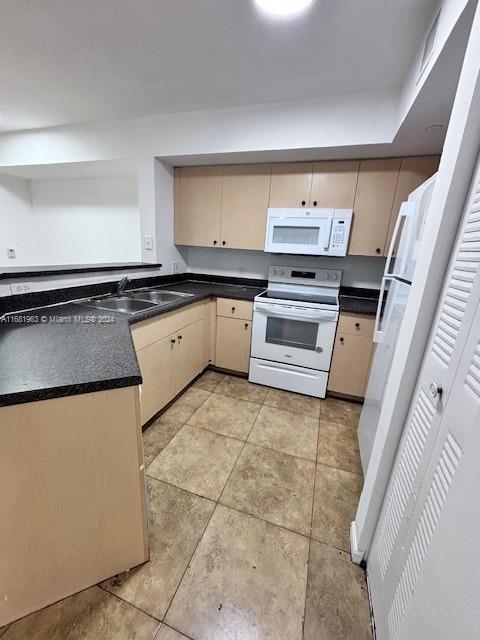 EMERALD ISLE AT LAGUNA LA - Residential Lease