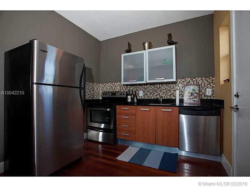 BEAUTIFUL AND VERY SPACIOUS APT FULLY REMODELLED IN GREAT LOCATION.WASHER AND DRYER INSIDE.COULD BE OFFER FURNISHED AS WELL.