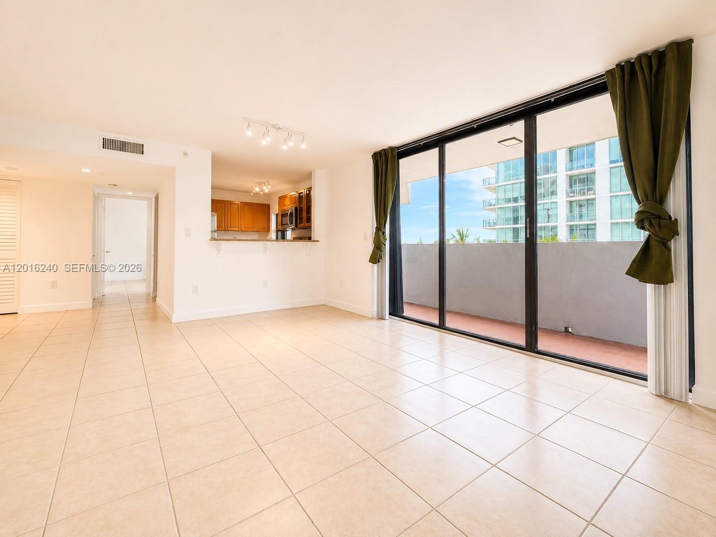 555 NE 30th St 404