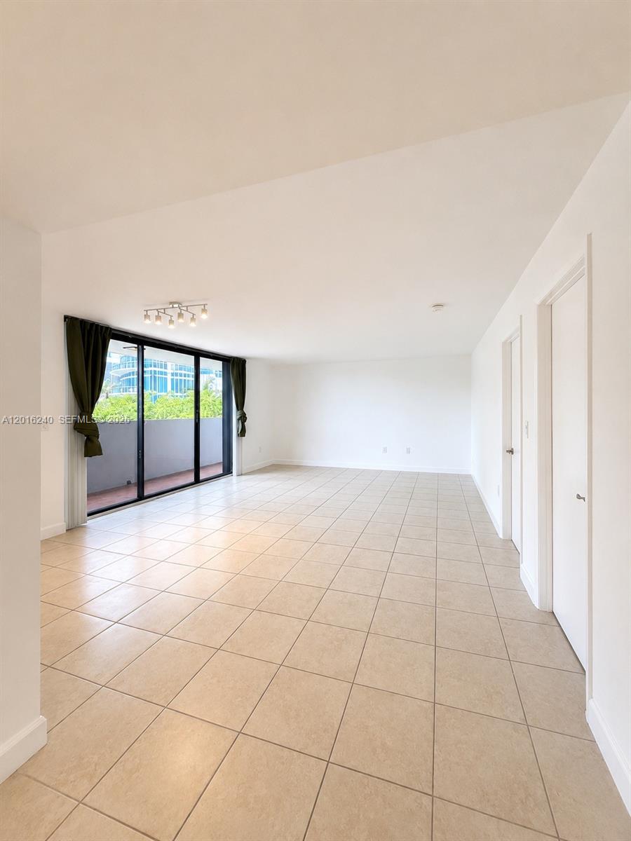 555 NE 30th St 404