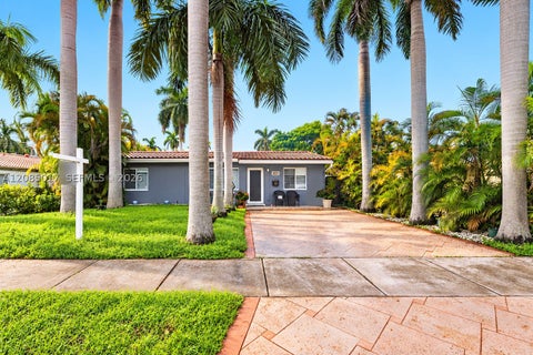 Photo of 918 NE 4th St, Hallandale Beach, FL 33009 (MLS # A12085017)