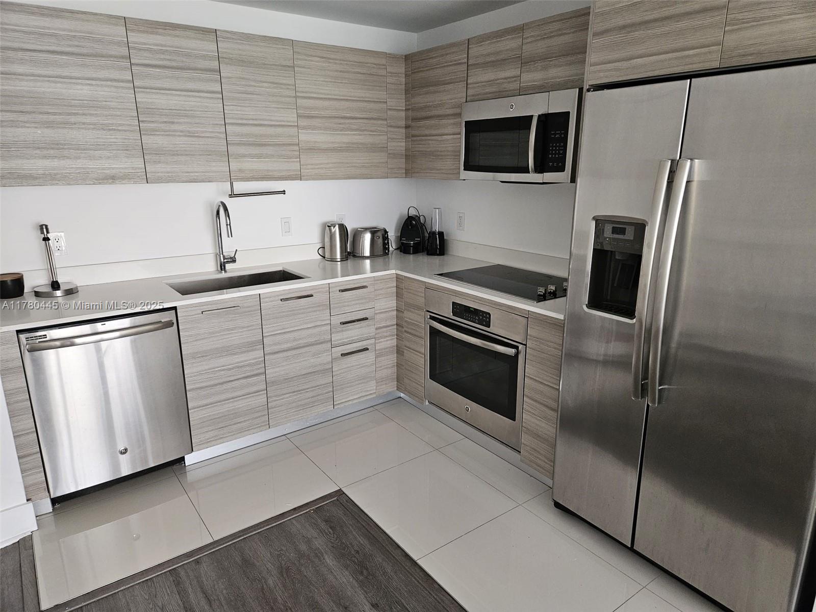 HYDE MIDTOWN - Residential