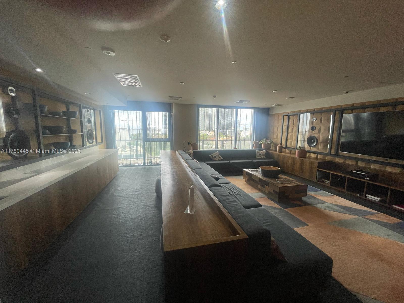 HYDE MIDTOWN - Residential