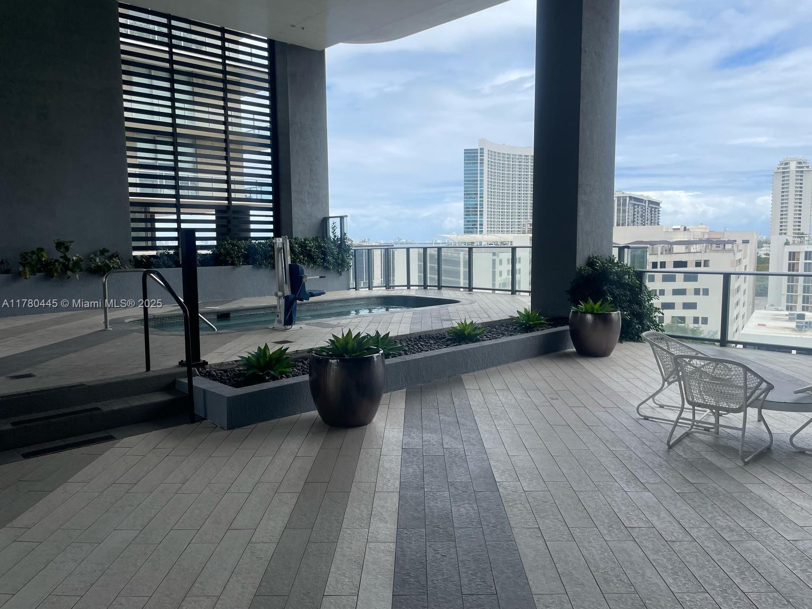 HYDE MIDTOWN - Residential