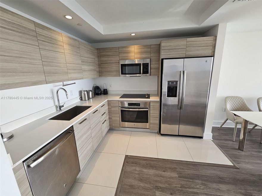 COME LIVE IN THIS AMAZING 1/1 FULLY FURNISHED APARTMENT WITH TOP OF THE LINE AMENITIES. THIS BUILDING IS LOCATED IN THE BEST LOCATION, WITH SHOPS, AND MULTIPLE RESTAURANTS IN THE AREA!!! JUST MINUTES FROM THE HIGHWAY, MIAMI BEACH, DOWNTOWN AND BRICKELL. BLACK OUT IN BEDROOM AND SCREEN IN LIVING ROOM!! BASIC CABLE AND INTERNET INCLUDED. MINIMUM 6 MONTHS RENT.