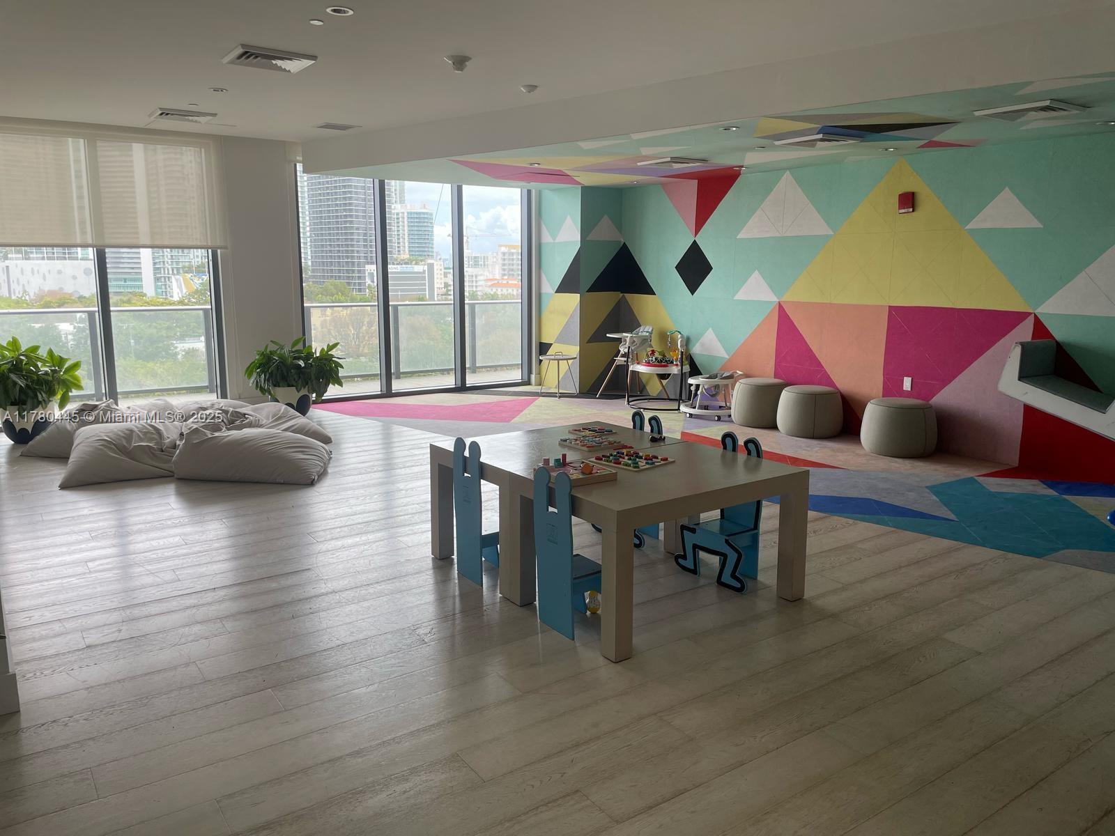 HYDE MIDTOWN - Residential