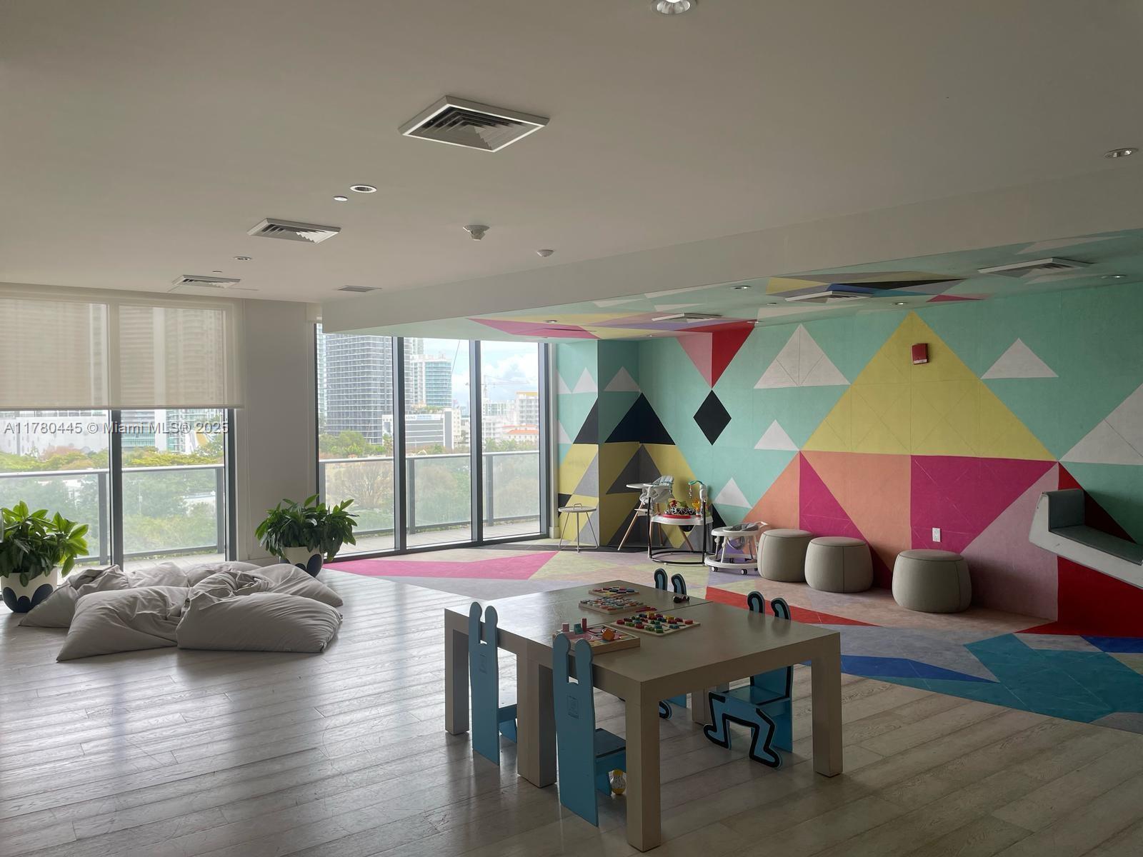 HYDE MIDTOWN - Residential