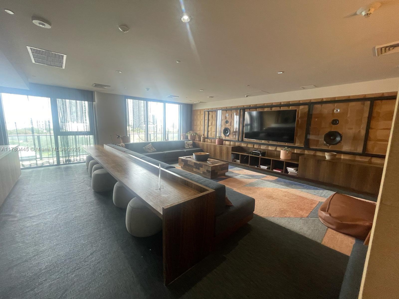 HYDE MIDTOWN - Residential