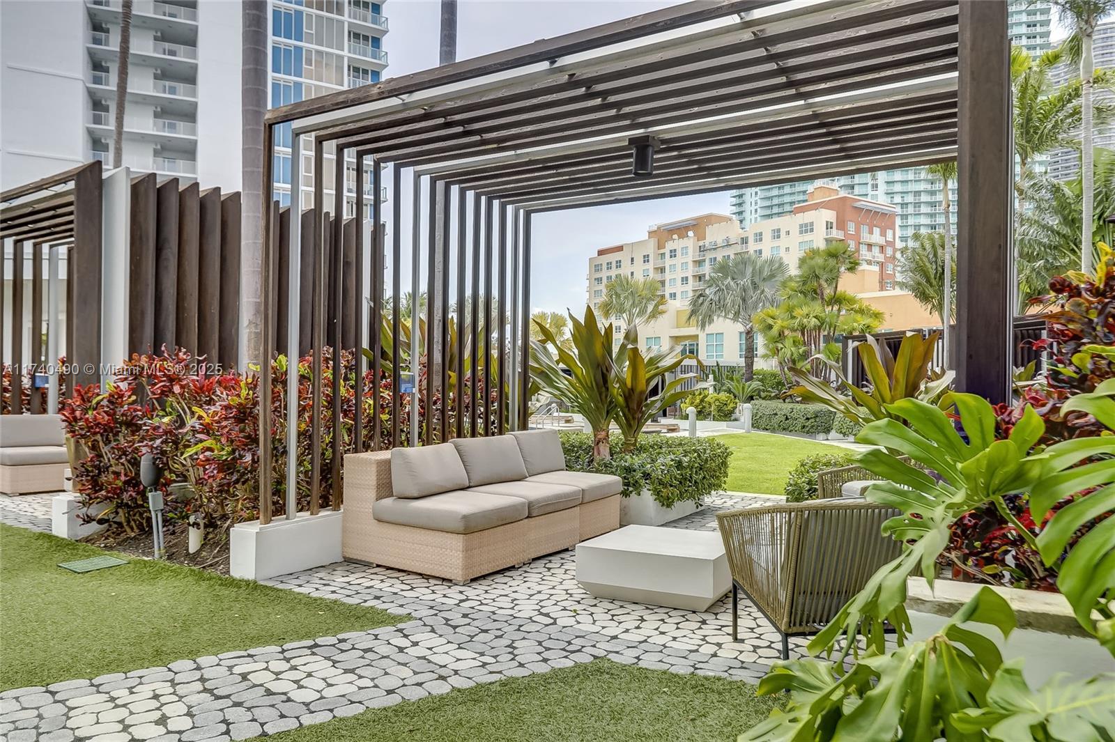 PARAMOUNT BAY CONDO - Residential