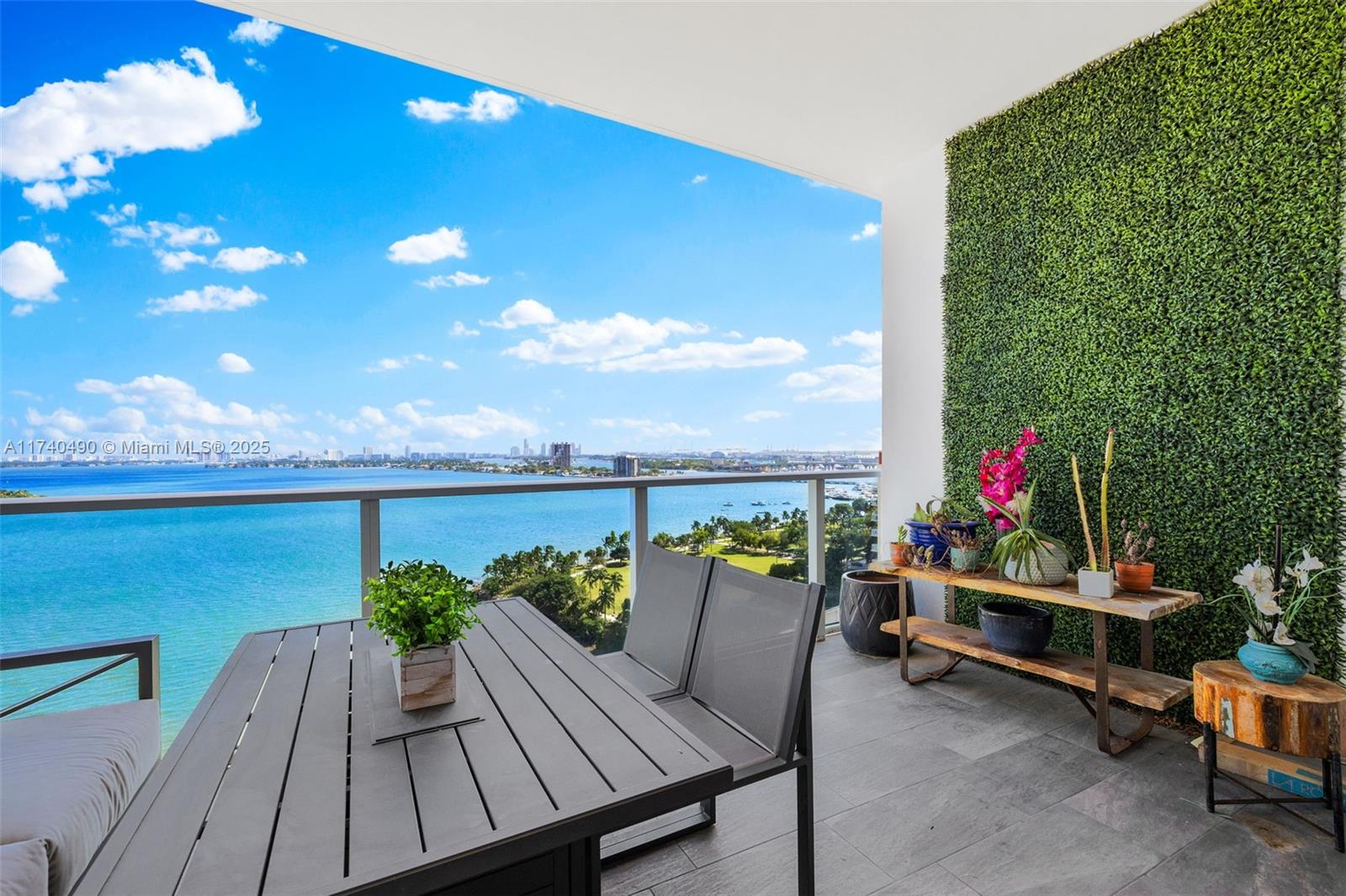 PARAMOUNT BAY CONDO - Residential