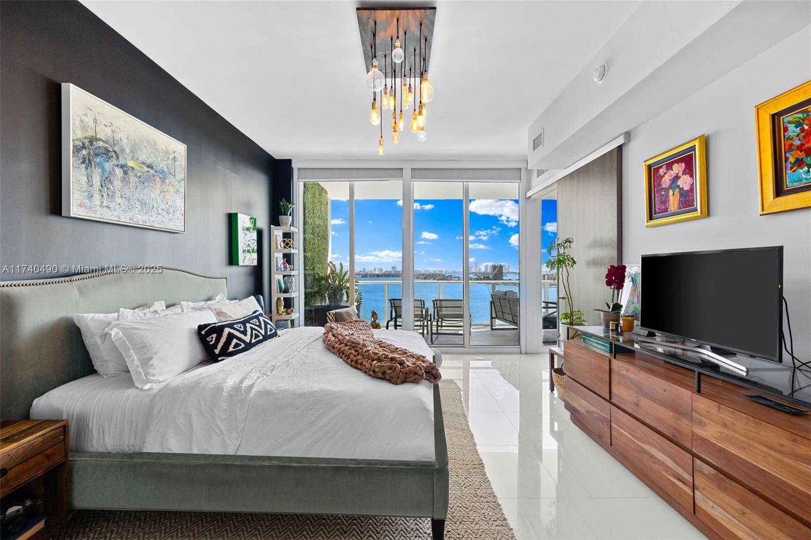 PARAMOUNT BAY CONDO - Residential