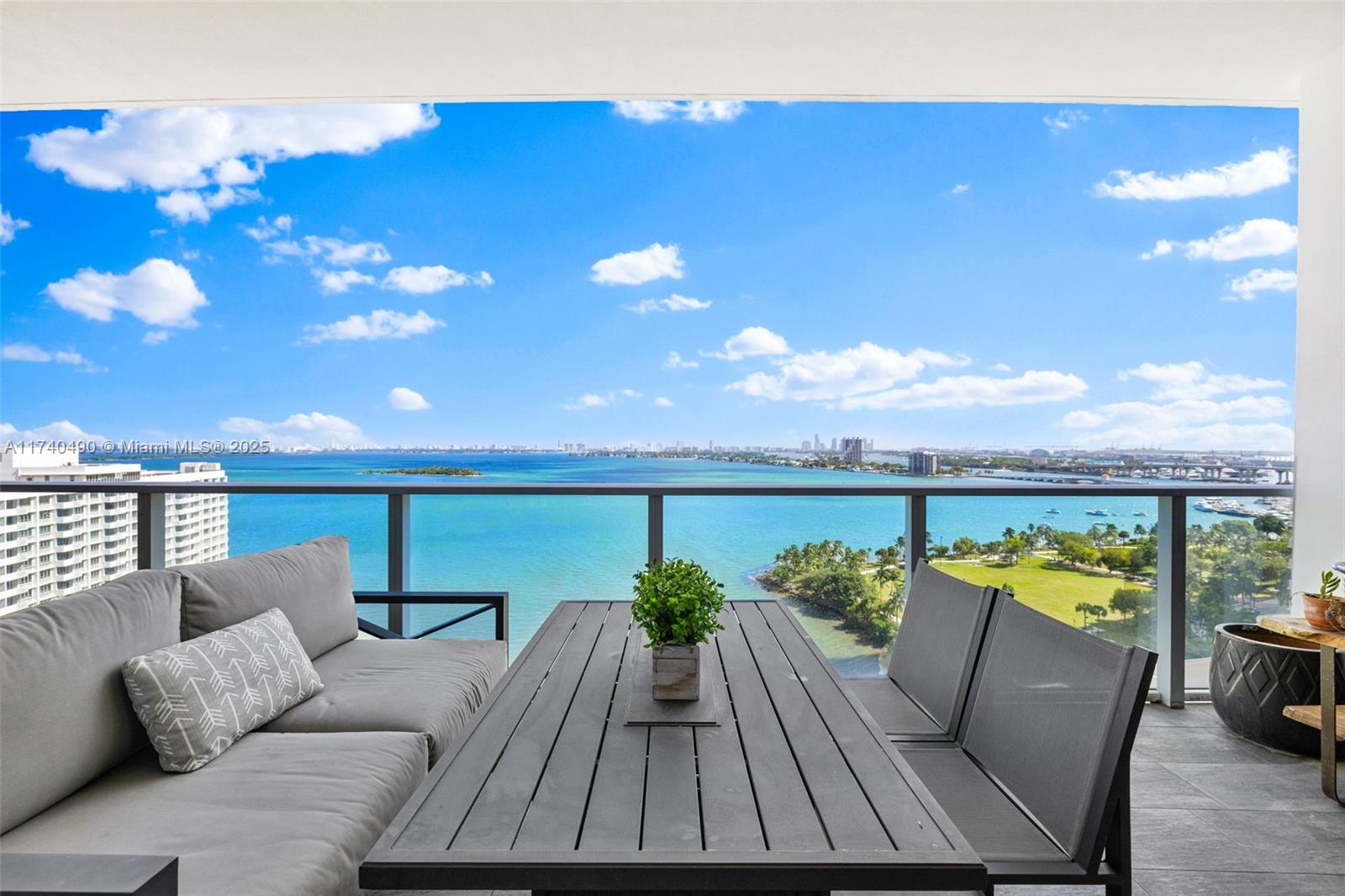 PARAMOUNT BAY CONDO - Residential