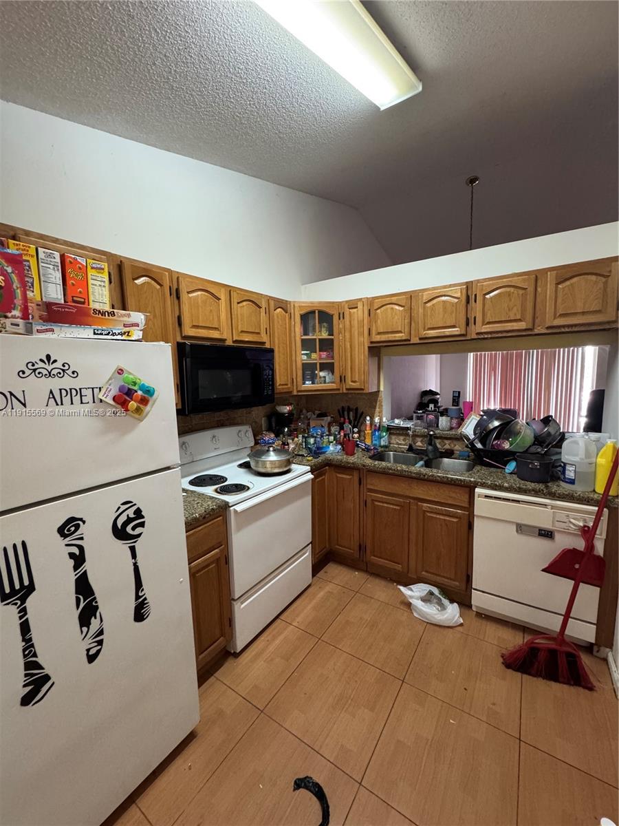 VILLAS AT CIRCLES EDGE CO - Residential