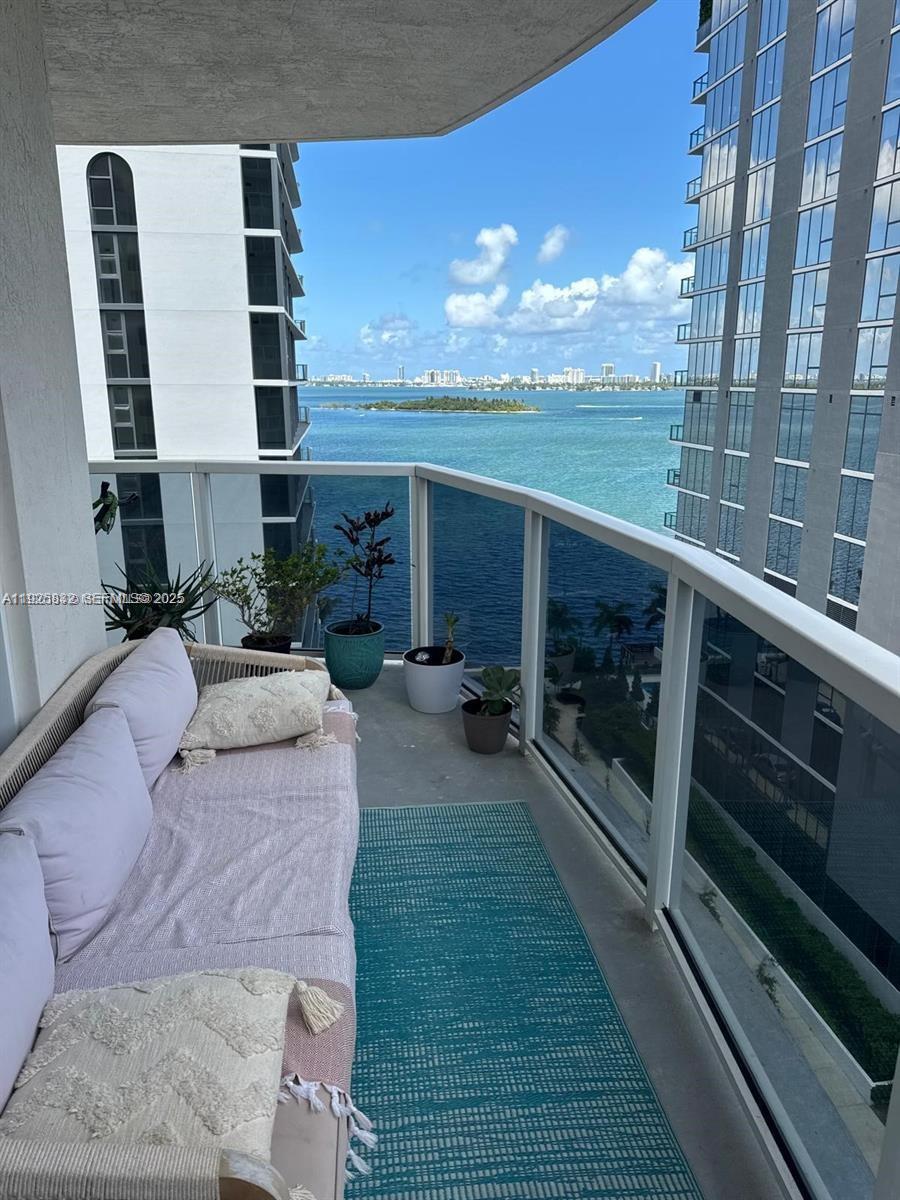 23 BISCAYNE BAY - Residential