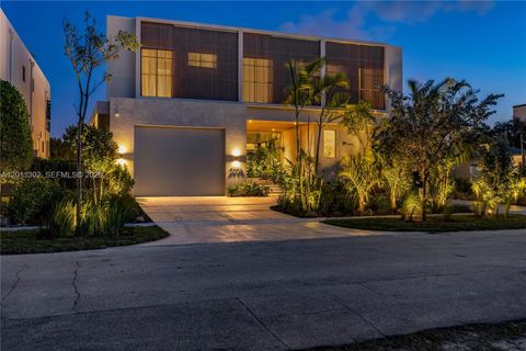 Tiny photo for 2006 NE 124th St, North Miami, FL 33181 (MLS # A12011302)