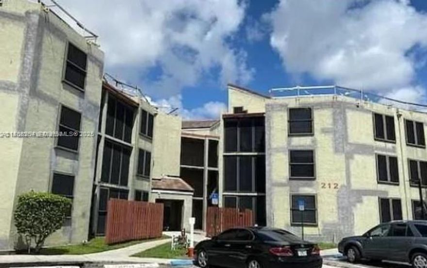 Beautiful lake view condo 2/2 with fence and Screened Balcony. Wonderful amenities with tennis courts, community pool and club house. Security at gate and security patrol. Don't miss this opportunity!