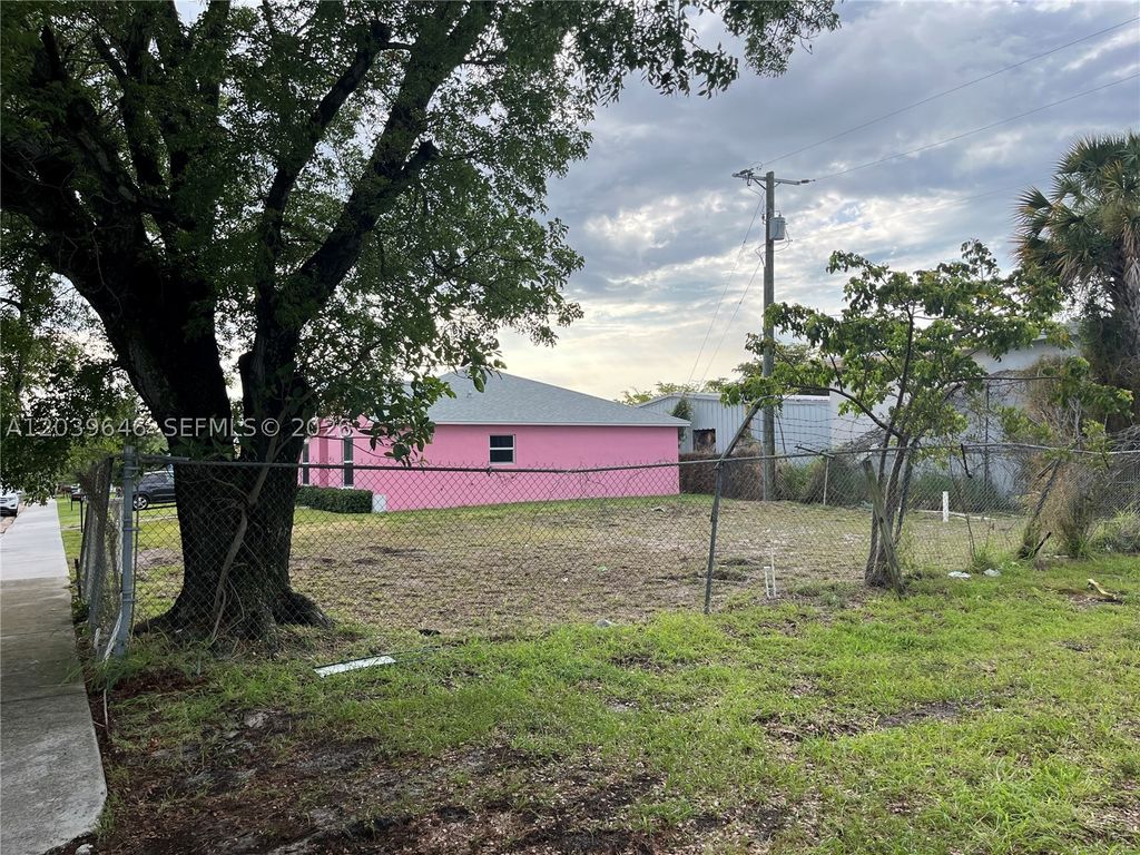 Photo of 535 Lilac Ct, West Palm Beach, FL 33407 (MLS # A12039646)